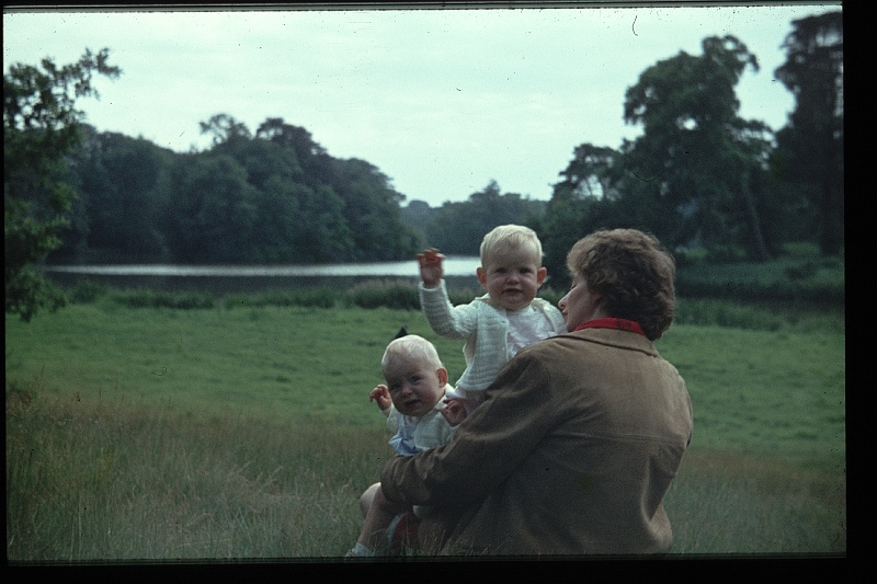 30.Horsten jul 1964 Mama,Brigitte,Marion.JPG